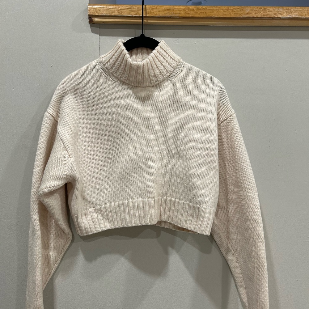 Aritzia Wilfred 100% merino wool Cropped Sweater